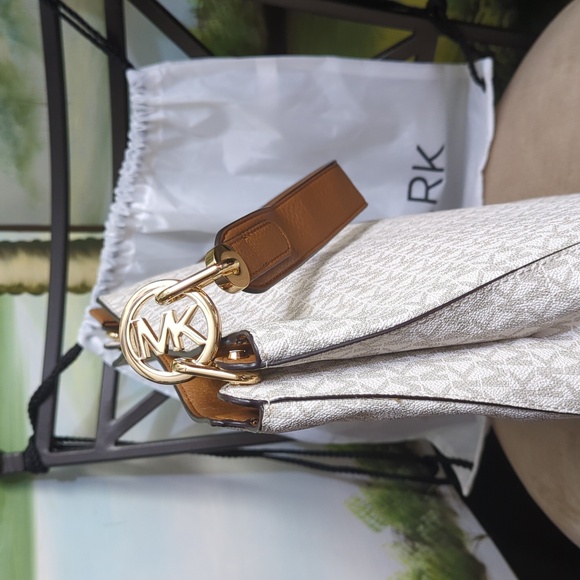 023 - NWT MICHAEL KORS shoulder bag! 💕 - Picture 3 of 13